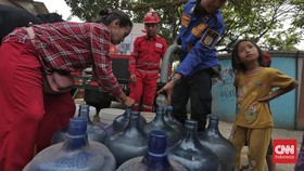 FOTO: Distribusi Air Bersih di Depok saat Kemarau Panjang