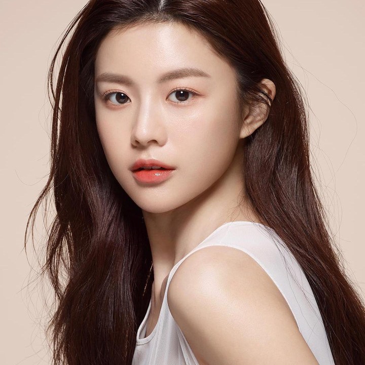 <p>Selain berakting, lulusan Seoul Women's University jurusan Seni Kontemporer ini juga aktif sebagai model. (Foto: Instagram @goyounjung)</p>