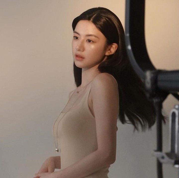 <p>Nantinya, drama ini akan menggambarkan kehidupan rumah sakit yang realistis, relatable, serta ikatan persahabatan yang penuh antara dokter dan residen di rumah sakit.(Foto: Instagram @goyounjung)<br /><br /><br /></p>