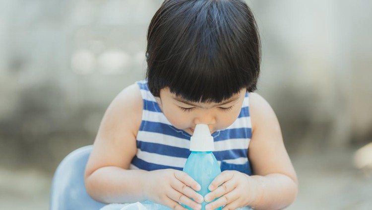 Ilustrasu Cuci Hidung Bayi Pilek