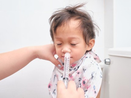 Amankah Cuci Hidung dengan NaCl pada Bayi saat Pilek? Ini Kata Dokter