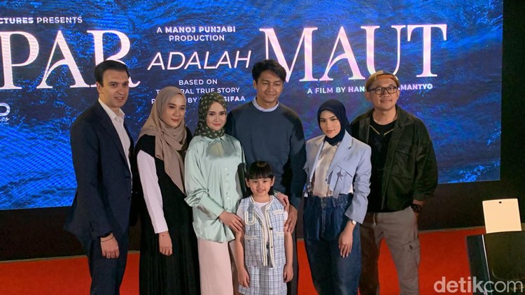 Ipar Adalah Maut Manoj Punjabi bersama dengan penulis dan cast Ipar Adalah Maut.