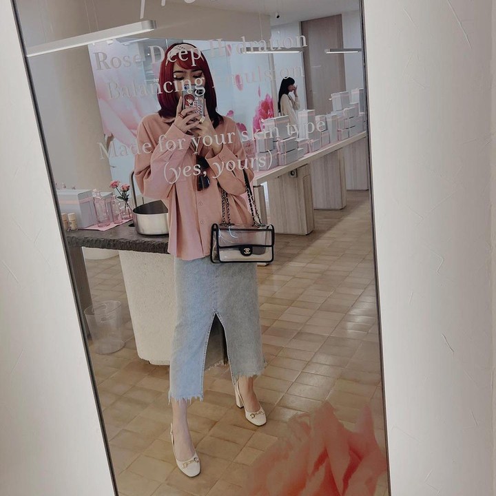 <p>Biasa tampil nyentrik, Isyana Sarasvati terlihat kalem dengan<em> denim maxi skirt</em> beraksen <em>slit</em> dengan <em>blouse</em> warna pink pastel dan <em>pump heels</em> warna <em>beige.</em> (Foto: Instagram @isyanasarasvati)</p>