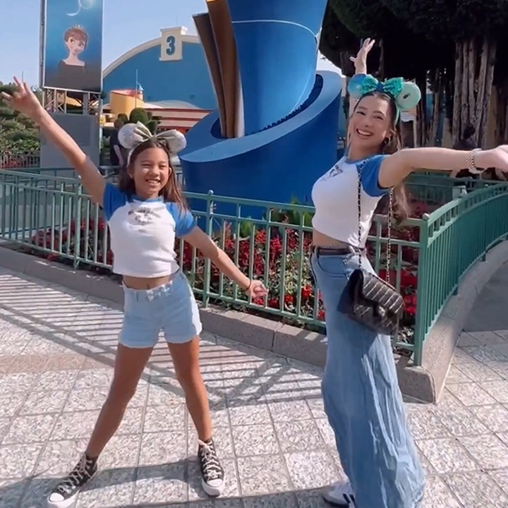 <p>Jennifer Bachdim juga enggak mau ketinggalan mengikuti tren ini. Bersama sang putri, ia tampil kompak memakai busana bernuansa denim. Ia memadukan <em>crop t-shirt</em> dengan <em>denim maxi skirt</em> warna cerah. (Foto: Instagram @jenniferbachdim)</p>