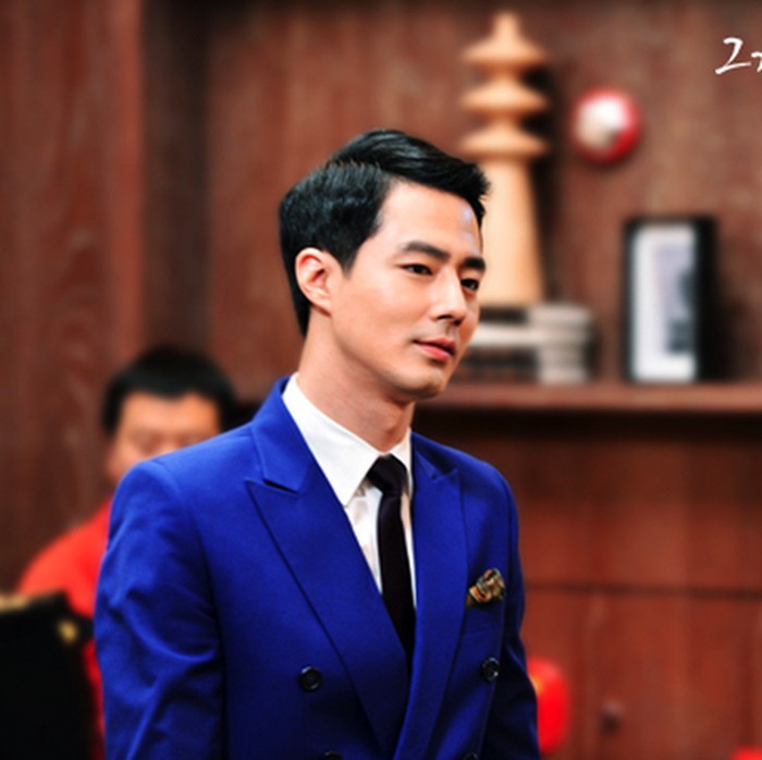 Salah satu karakter pria tampan namun tergolong ‘red flag’ adalah Oh Soo (Zo In Sung) dari drama Korea That Winter, The Wind Blows (2013). Ia merupakan sosok penipu hingga memanipulasi emosi orang lain.