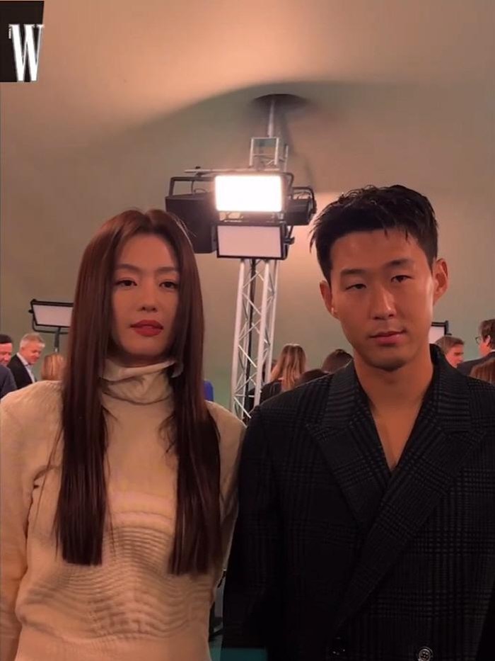 Dalam acara kali ini, Jun Ji Hyun juga berpose bersama atlet sepak bola ternama Son Heung Min yang juga merupakan brand ambassador Burberry./ Foto: Courtesy of W Korea