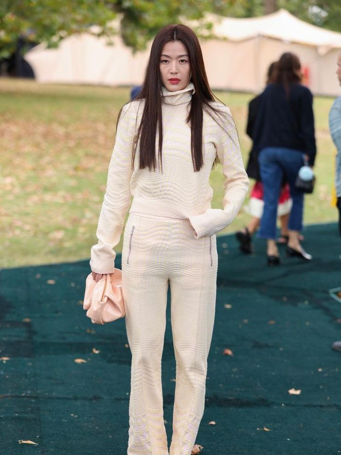 Jun Ji Hyun, who wore a turtle neck and matching pants, looked simple but still stylish.  This style is also suitable during the rainy season, you know, Beauties./ Photo: Mike Marsland/WireImage/Mike Marsland