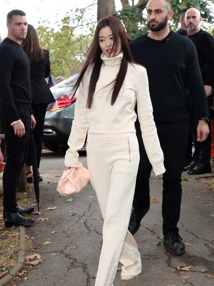 Pesonanya kian terpancar dengan gaya rambut panjang yang dibiarkan tergerai./ Foto: GC Images/Neil Mockford