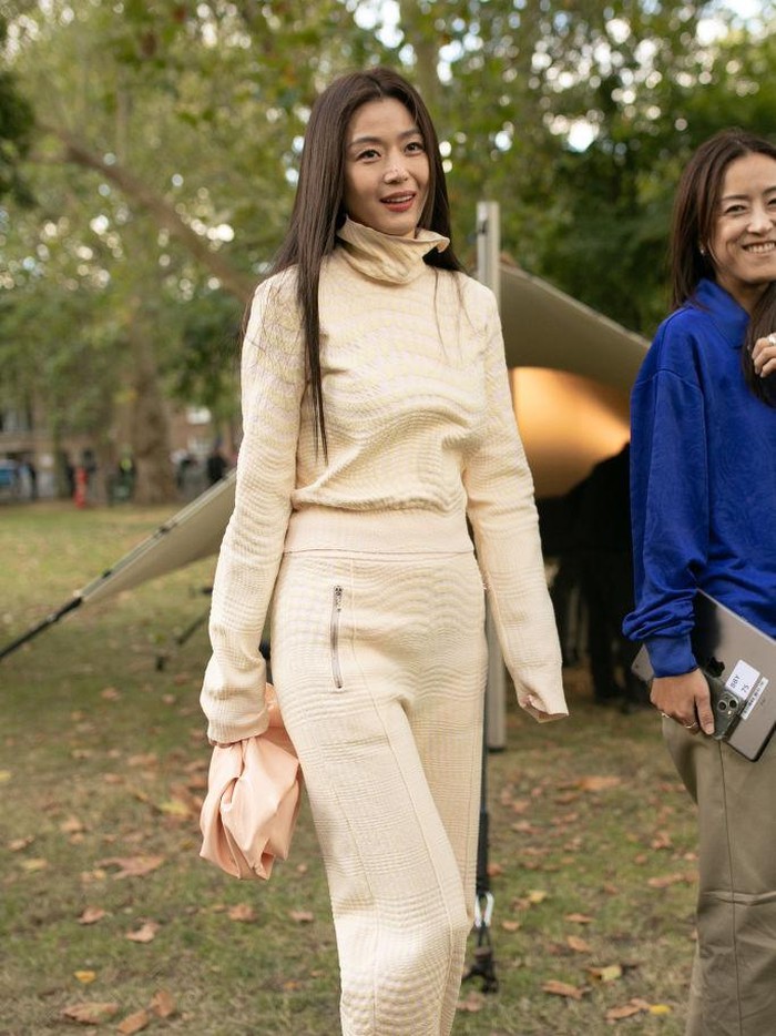 Jun Ji Hyun sendiri telah menjadi brand ambassador untuk Burberry sejak 2022 lalu, Beauties./ Foto: WWD via Getty Images/WWD