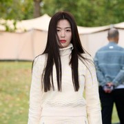 Gaya Memesona Jun Ji Hyun di Burberry Show London Fashion Week, Sempat Pose dengan Son Heung Min