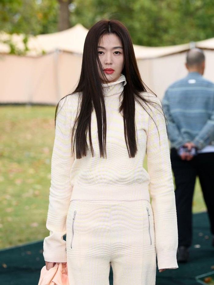 Pada Senin, (18/9) waktu setempat, Jun Ji Hyun menghadiri Burberry show yang merupakan bagian dari London Fashion Week di Highbury Fiels, London, Inggris./ Foto: Getty Images/Joe Maher/BFC