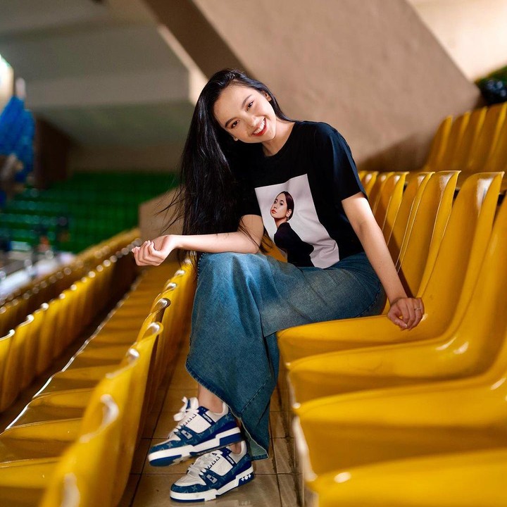 <p>Penyanyi Lyodra tak kalah modis ketika memadukan<em> t-shirt</em> hitam dan sneakers kasual dengan <em>denim maxi skirt</em> berwarna gelap yang senada dengan busananya. (Foto: Instagram @lyodraofficial)</p>