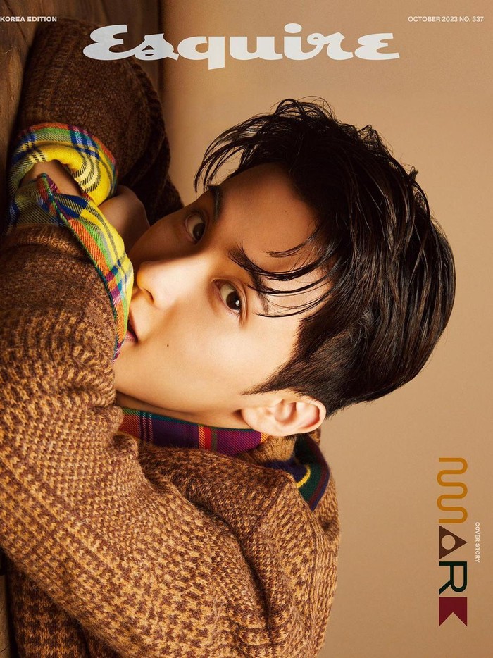 Salah satu anggota grup K-Pop NCT yakni Mark tampil memukau di pemotretan untuk Esquire Korea edisi Oktober 2023./ Foto: Kim Hee Jun/Instagram.com/esquire.korea