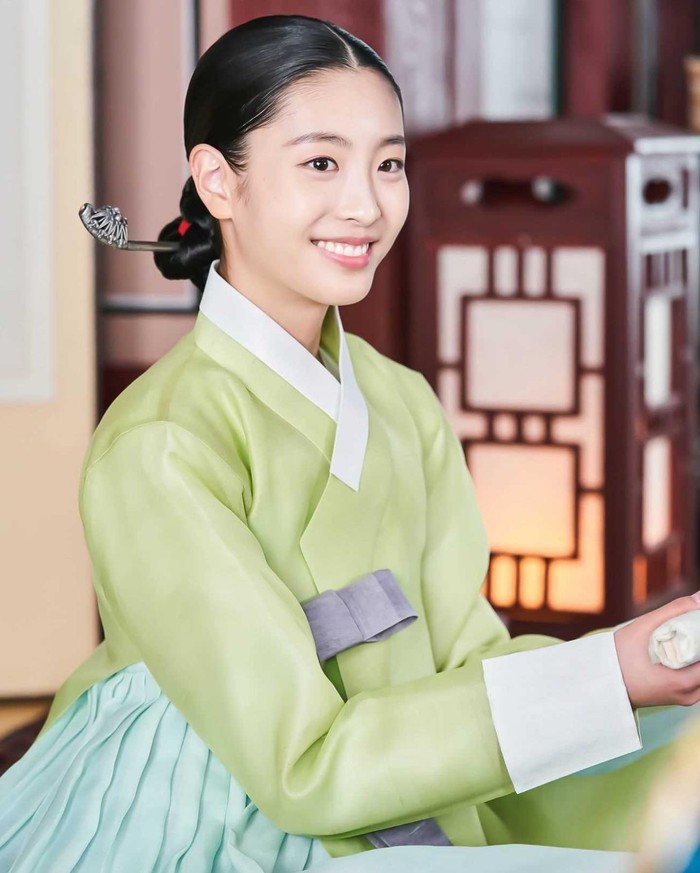 Oh Ye Ju berperan sebagai Yoon Cheong Ha, pengganti putri mahkota di Under The Queen Umbrella. Ia menjadi istri pilihan dari adik ipar Putri Min Hwi Bin. Cantik banget, bukan?/ Foto: instagram.com/ohyeju_only