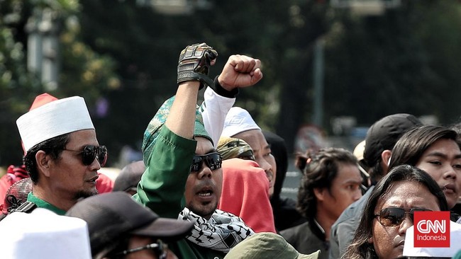 Sebanyak 50 anggota Front Persaudaraan Islam (FPI) memaksa pengelola tempat hiburan malam di Makassar menghentikan aktivitasnya.