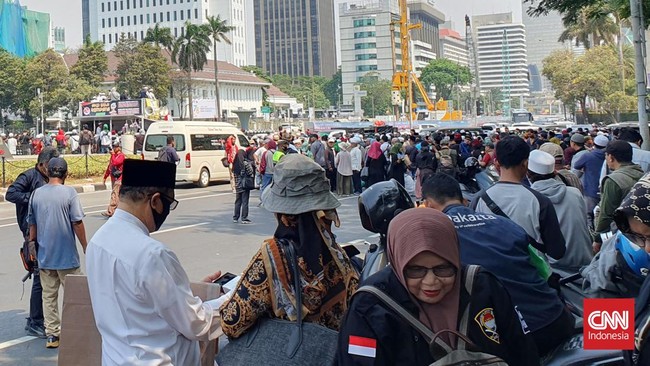 Massa Gerakan Nasional Pembela Rakyat menggelar aksi 209 Bela Rempang, di Patung Kuda, Jakarta Pusat, Rabu (20/9).