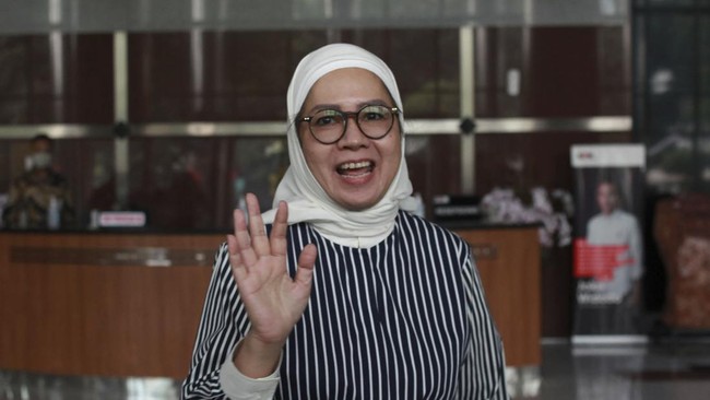 Komut Pertamina Basuki Tjahaja Purnama alias Ahok diperiksa KPK sebagai saksi dugaan korupsi LNG.