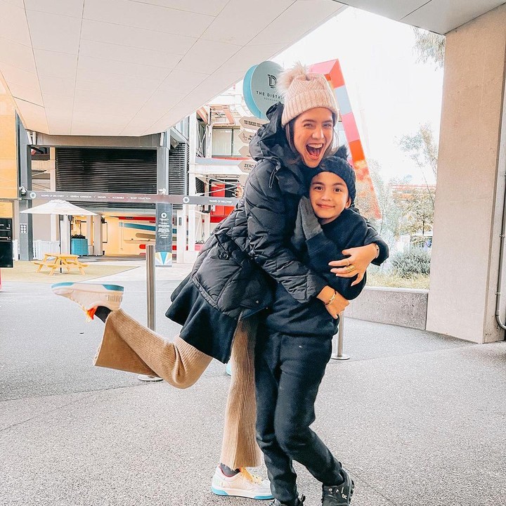 <p>Quenzino sendiri sudah semakin besar dan genap berusia 10 tahun. Sejak kelahirannya, Quenzino sudah menjadi primadona netizen karena wajahnya yang tampan. (Foto: Instagram: @carissa_puteri)</p>