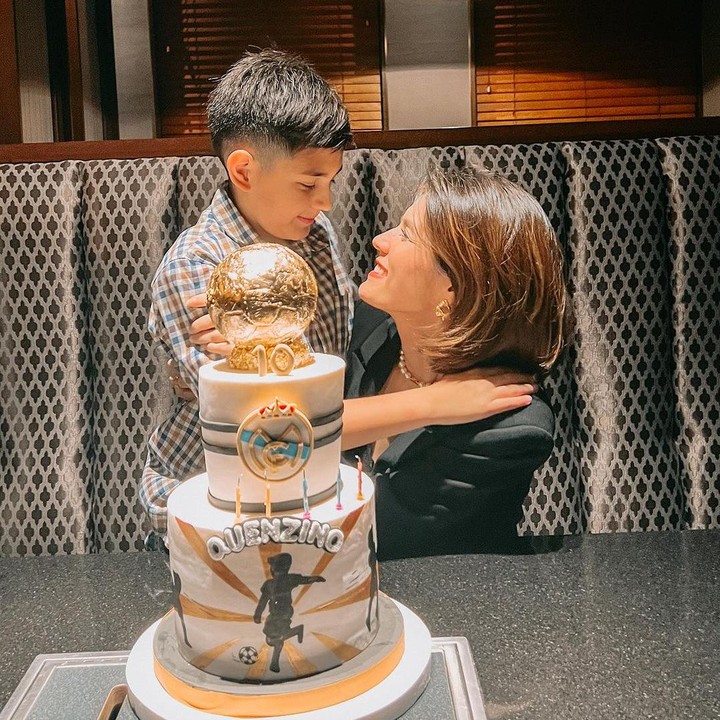 <p>Belum lama ini, Carissa merayakan ulang tahun Quenzino di sebuah restoran. Carissa memberikan Quenzino kue dua tingkat bertemakan sepakbola. (Foto: Instagram: @carissa_puteri)</p>