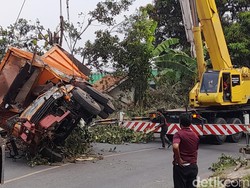 Evakuasi Truk Seruduk 3 Rumah di Sumedang, Arus Lalin Sempat Dialihkan