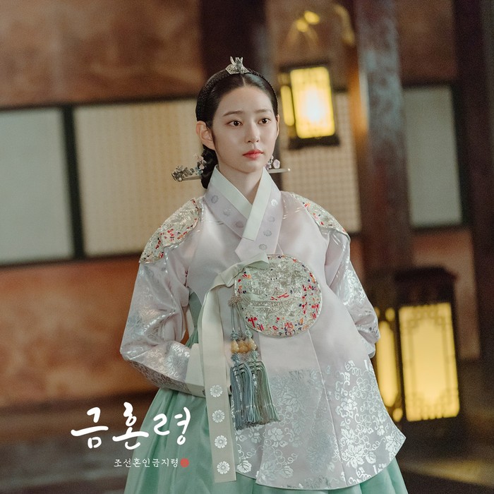 Putri mahkota cantik yang mencuri perhatian di tahun 2023 yaitu Putri Mahkota An Ja Yeon di The Forbidden Marriage. Sayangnya, ia diceritakan meninggal dunia sebelum naik takhta. Nah, peran ini dimainkan oleh Kim Min Ju eks IZ*ONE./ Foto: instagram.com/mbcdrama