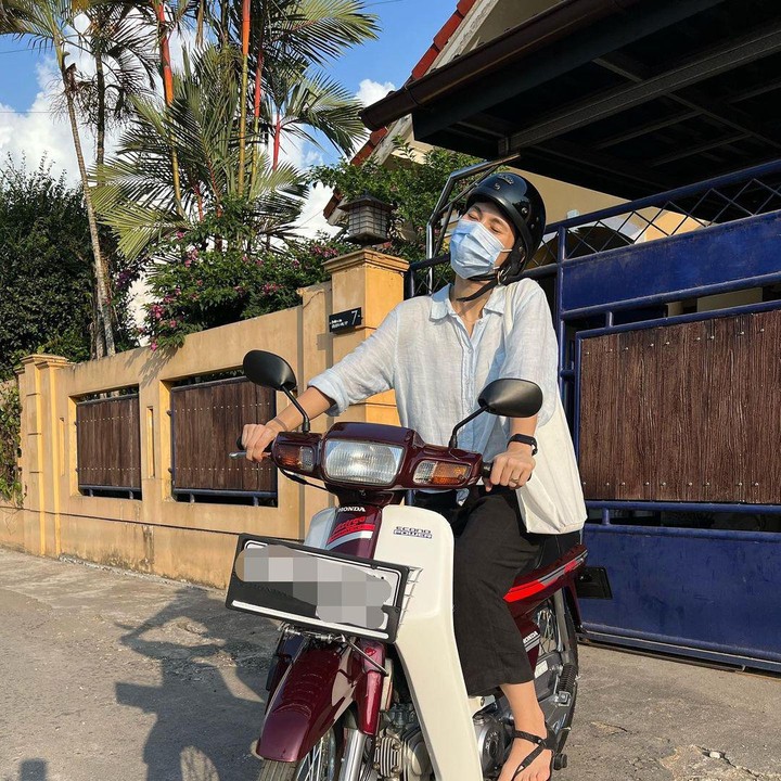 <p>Sementara itu di bagian luar, rumah Eross Candra dan Sarah Diorita terlihat manis dengan sentuhan pagar kayu dan warna cat bernuansa<em> earth tone</em>. (Foto: Instagram @sarahcandra @erosscandra)</p>