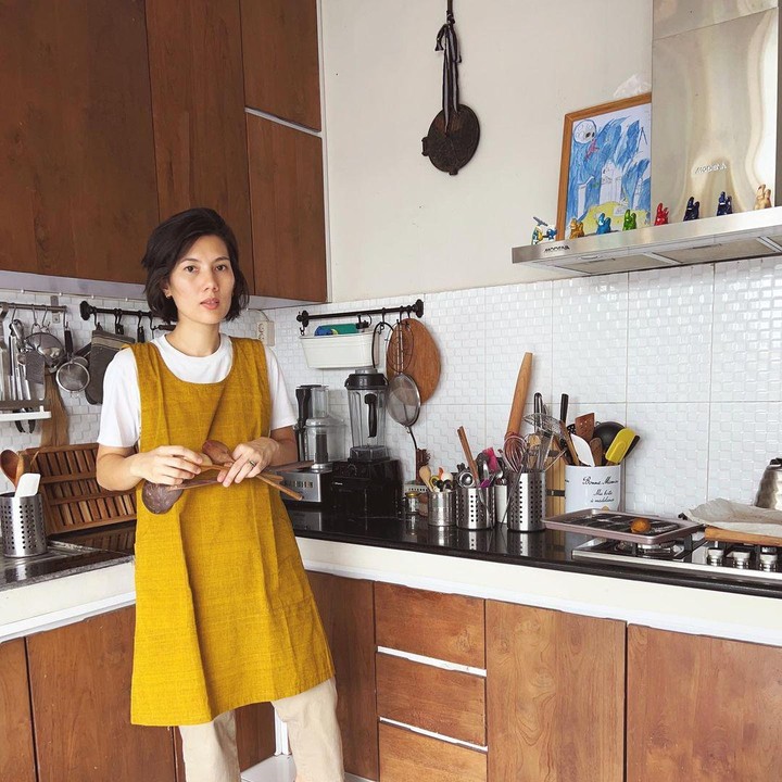 <p>Bagian dapur rumah Eross Sheila on 7 juga terlihat menarik. Ruangannya penuh dengan unsur kayu dan warna hangat seperti krem dan cokelat. (Foto: Instagram @sarahcandra @erosscandra)</p>