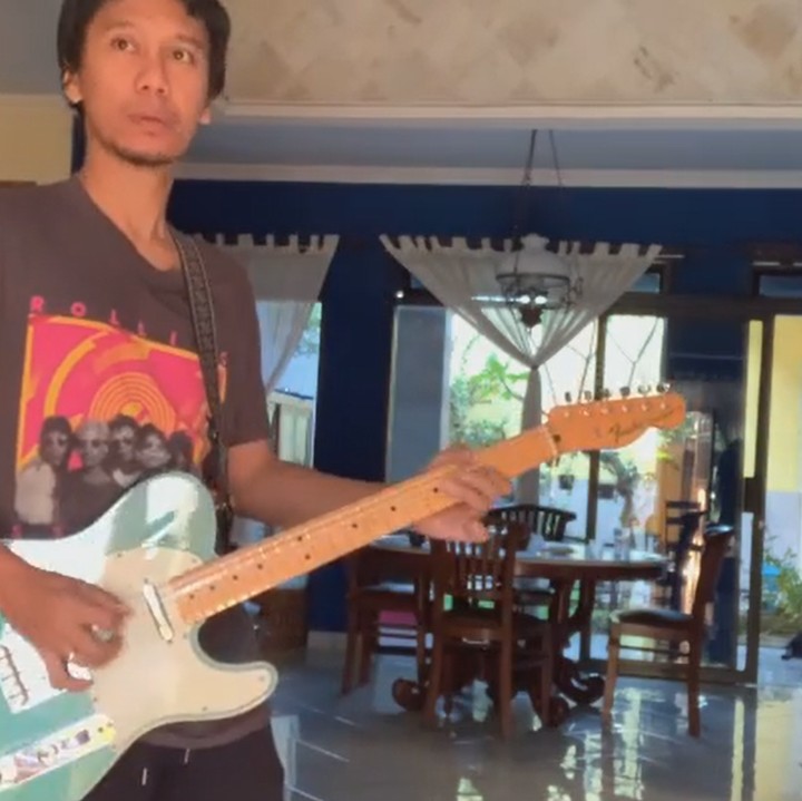 <p>Eross Candra gitaris Sheila on 7 memiliki rumah yang ia huni bersama sang istri, Sarah Diorita, dan anak mereka di Yogyakarta. Rumah mereka terlihat sederhana namun tetap bernuansa hangat, Bunda. Hunian tersebut juga memiliki ruangan utama yang luas dan bisa digunakan untuk melakukan berbagai aktivitas. (Foto: Instagram @sarahcandra @erosscandra)</p>