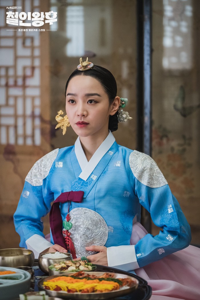 Sedikit nyentrik tapi menyenangkan datang dari putri mahkota yang kemudian jadi ratu di Mr Queen. Siapa lagi kalau bukan Putri Kim So Young atau Ratu Cheorin yang diperankan oleh Shin Hye Sun./ Foto: instagram.com/tvn_drama