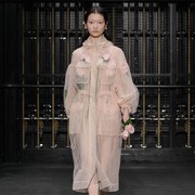 5 Tren Busana dari Panggung London Fashion Week Spring/Summer 2024, Masih Sarat Y2K!