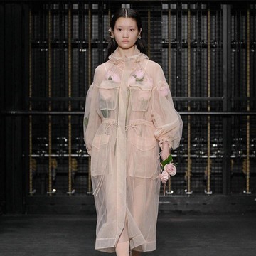 img-title 5 Tren Busana dari Panggung London Fashion Week Spring/Summer 2024, Masih Sarat Y2K!