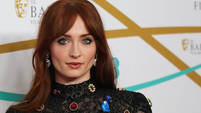 Sophie Turner dan Taylor Swift yang sama-sama mantan pasangan Joe Jonas kedapatan nongkrong bersama sembari bergandengan tangan.