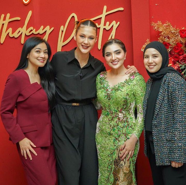 <p>Acara yang berlangsung meriah ini juga dihadiri oleh Geng Cendol. Beberapa di antaranya Tya Ariestya, Ayu Dewi, Ashanty, dan Titi Kamal.(Foto: Instagram @paula_verhoeven)<br /><br /><br /></p>