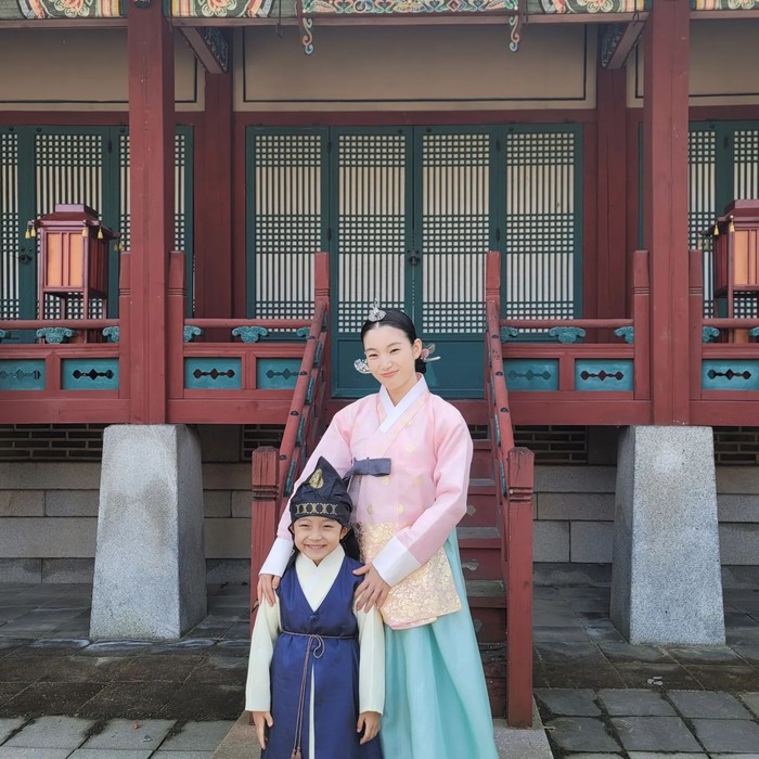 Under The Queen Umbrella memiliki putri mahkota anggun yang kemudian diasingkan setelah kematian suaminya. Adalah Putri Min Hwi Bin yang diperankan oleh Han Dong Hee./ Foto: instagram.com/dong_dong0416