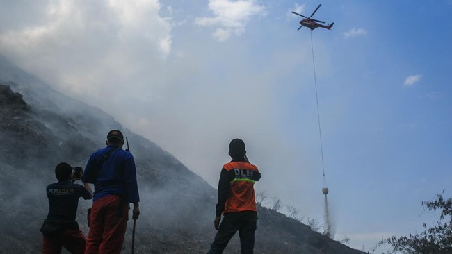 FOTO: Upaya Pemadaman Kebakaran TPA Putri Cempo Solo