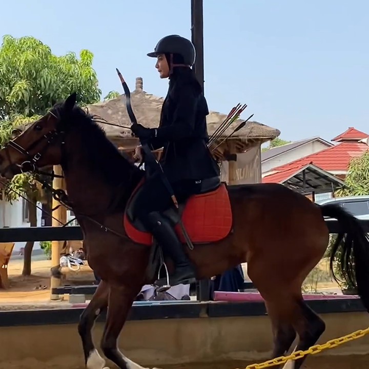 <p>Dalam video yang diunggah, Zaskia terlihat menunggangi kudanya yang gagah. Ia mengenakan pakaian khusus lengkap dengan busur dan anak panah di punggungnya. (Foto: Instagram @zaskiasungkar15)</p>