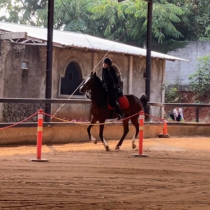 <p>Zaskia Sungkar kembali membuat takjub netizen dengan kemampuannya dalam berkuda. Kali ini, ia memadukan teknik berkuda dengan memanah atau yang disebut dengan<em> horseback archery</em>. (Foto: Instagram @zaskiasungkar15)</p>