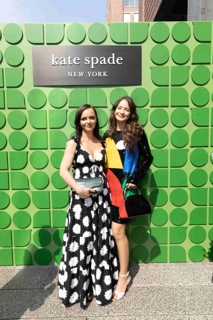 Acara yang digelar pada 8 September 2023 ini menghadirkan berbagai figur ternama dunia, seperti aktris pemeran 'Wednesday' dan 'Yellowjackets' Christina Ricci. Enzy pun mengambil foto bersamanya./Foto: Courtesy of Kate Spade