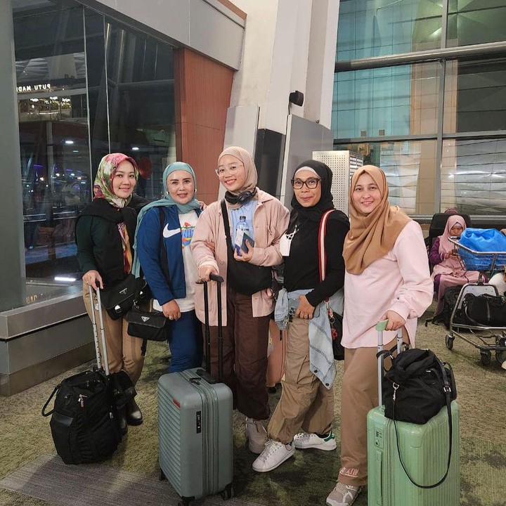 <p>Momen haru saat meninggalkan Tanah Air pun dibagikan sang Bunda melalui <em>Instagram</em> pribadinya. Keluarga dan teman-teman terdekatnya terlihat ikut mengantar Zara ke Bandara Internasional Soekarno-Hatta. (Foto: Instagram@ataliapr)</p>