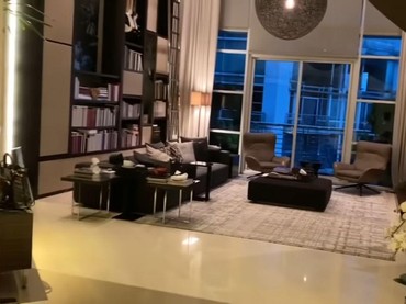 img-title 8 Potret Apartemen Mewah Irwan Mussry, Lobi Berlapis Emas hingga Ada Lift Pribadi