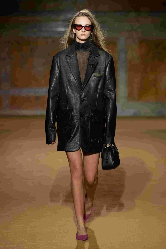 Blazer hitam ini merupakan salah satu contoh koleksi Coach yang dibuat dari bahan daur ulang dengan teknik artisanal untuk menciptakan variasi tekstur dan warna/ Foto: Courtesy of Coach