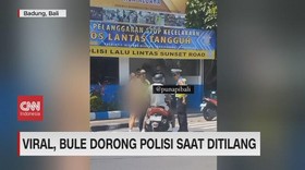 VIDEO: Bule Dorong Polisi Saat Ditilang