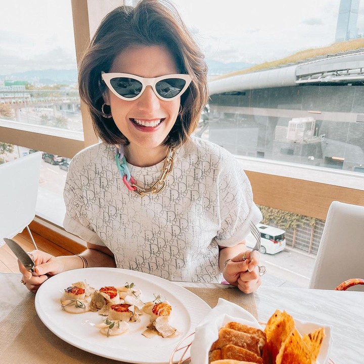<p>Meski tak lagi muda, Carissa tetap memancarkan pesonanya, nih. Hal ini pun dibenarkan netizen, mereka menyebut bintang film Ayat-ayat Cinta awet muda bak masih berusia 29 tahun. "<em>But looks like 29</em>," ujar @mel****.(Foto: Instagram @carissa_puteri)<br /><br /><br /></p>
