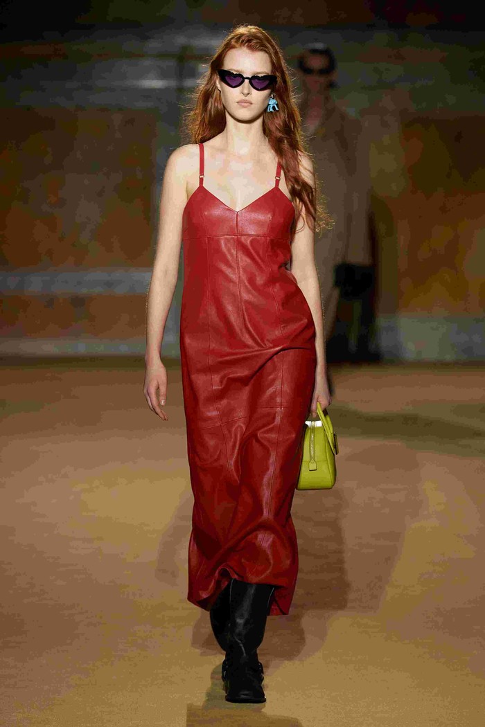 Coach juga memamerkan slip dress yang dibuat dari renda dan kain sisa produksi Coach sebelumnya dengan botanical dyes yang berasal dari marigolds, black walnut, logwood, indigo dan lainnya/ Foto: Courtesy of Coach