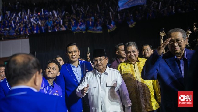 Ketua Majelis Tinggi Demokrat SBY menyanyikan lagu 'Kamu Enggak Sendirian' untuk Prabowo Subianto dalam Rapimnas Demokrat di JCC, Senayan.