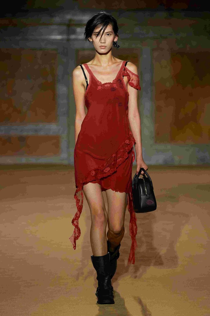 Dress merah ala lingerie juga terbuat dari renda dan kain sisa produksi dengan botanical dyes yang berasal dari marigolds, black walnut, logwood, indigo dan lainnya/ Foto: Courtesy of Coach