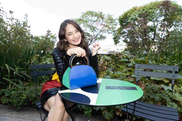 Enzy tampil memukau dalam balutan Embellished Geometric Dress dipadu Expo Colorblocked Top Handle Satchel-- si 'It bag' musim ini--dan Happy Hour Heels. Semuanya bisa ditemukan di butik Kate Spade Indonesia dan situs resmi/ Foto: Courtesy of Kate Spade