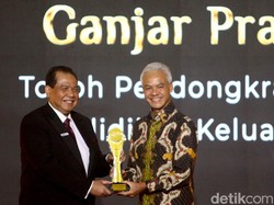 Ganjar Tokoh Pendongkrak Kualitas Pendidikan Keluarga Miskin detikcom Awards