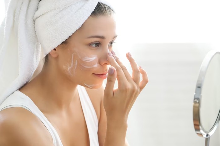 Ilustrasi menggunakan skincare