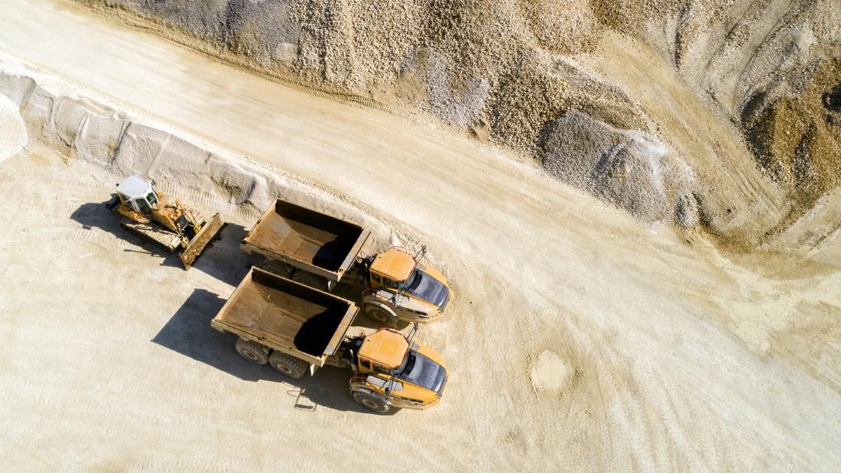 Bahlil Tarik Izin Pasir Kuarsa ke Pusat Buntut Tambang Ilegal Rp12 T